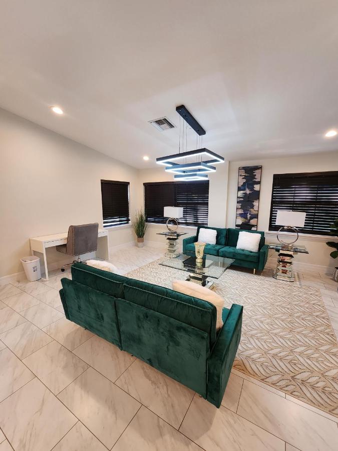 The Villa Orlando@College Park. Sleeps16 Экстерьер фото