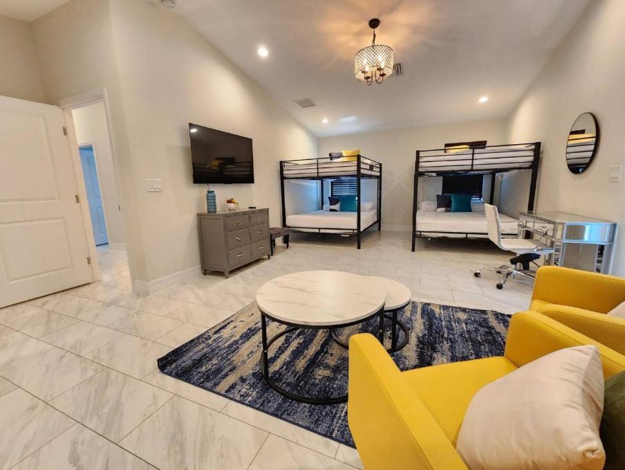 The Villa Orlando@College Park. Sleeps16 Экстерьер фото